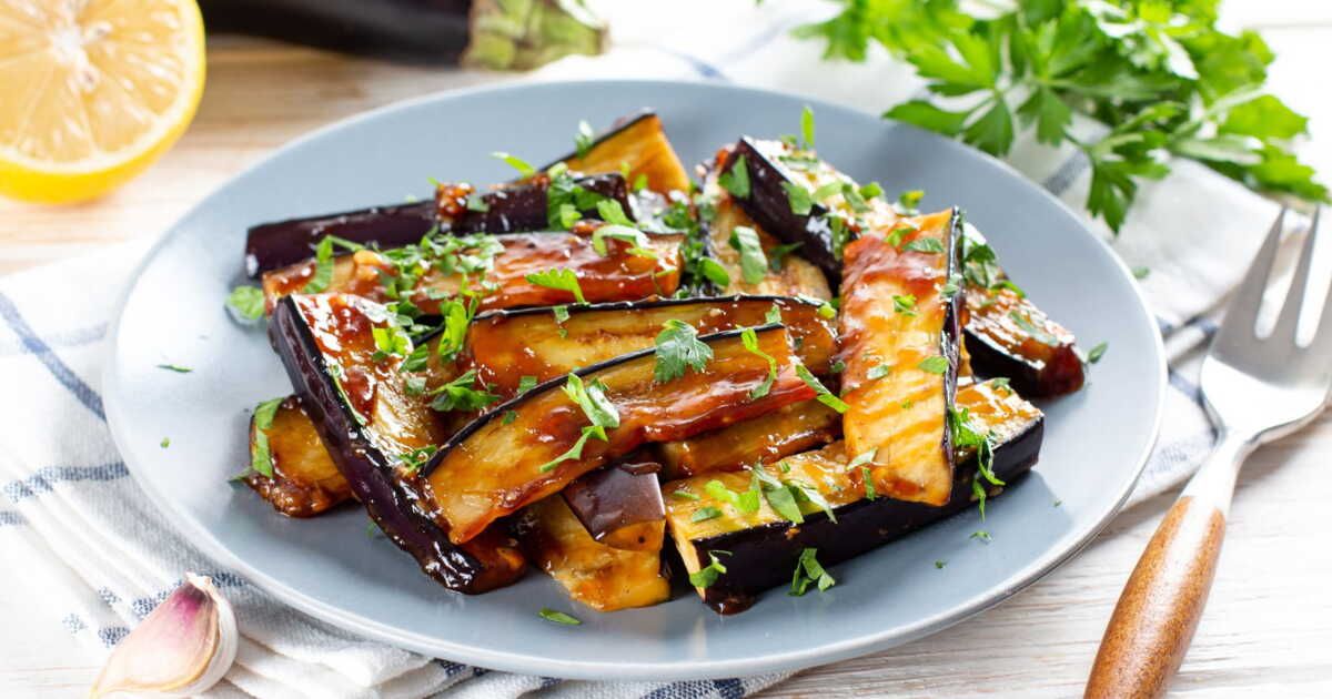 Découvrez la recette délicieuse des frites d'aubergines au miel et au miso