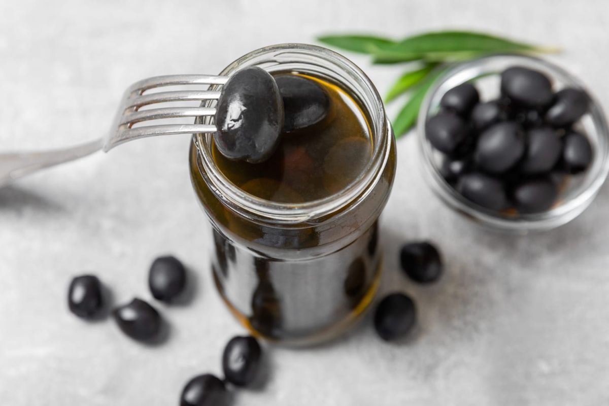 Des olives noires en bocal : la supercherie révélée