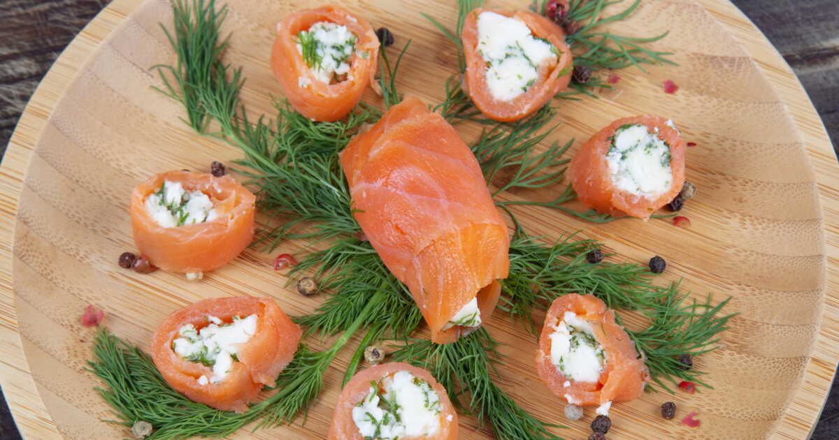 Roulés surprise au saumon fumé et fromage frais pour un apéritif léger