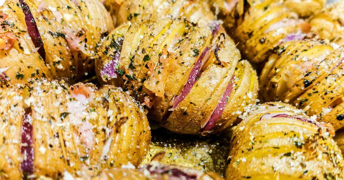 Une délicieuse recette de pommes de terre Hasselback aux légumes pour toute la famille