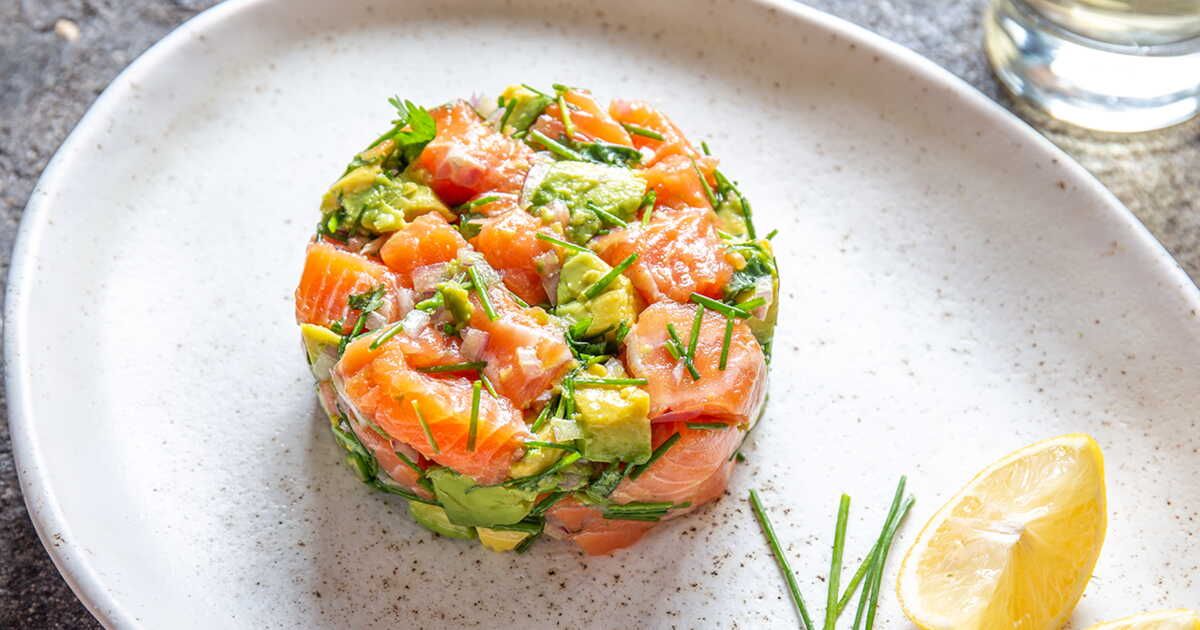 Une entrée festive en un temps record : le tartare de saumon et avocat aux saveurs exotiques