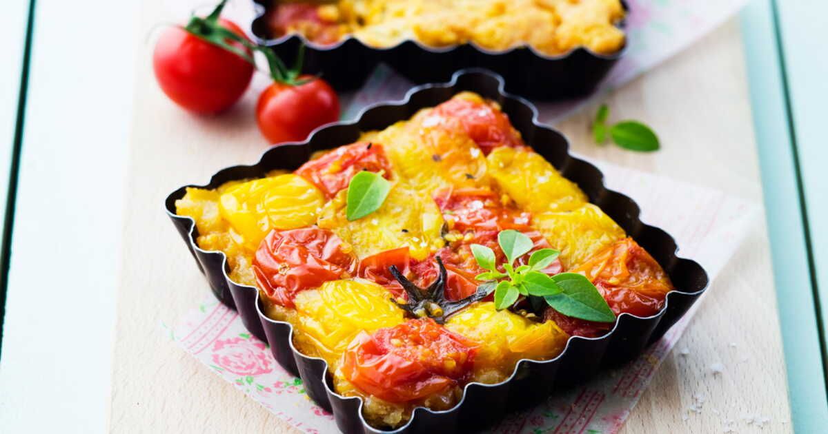 Une tarte tatin savoureuse aux tomates et au parmesan