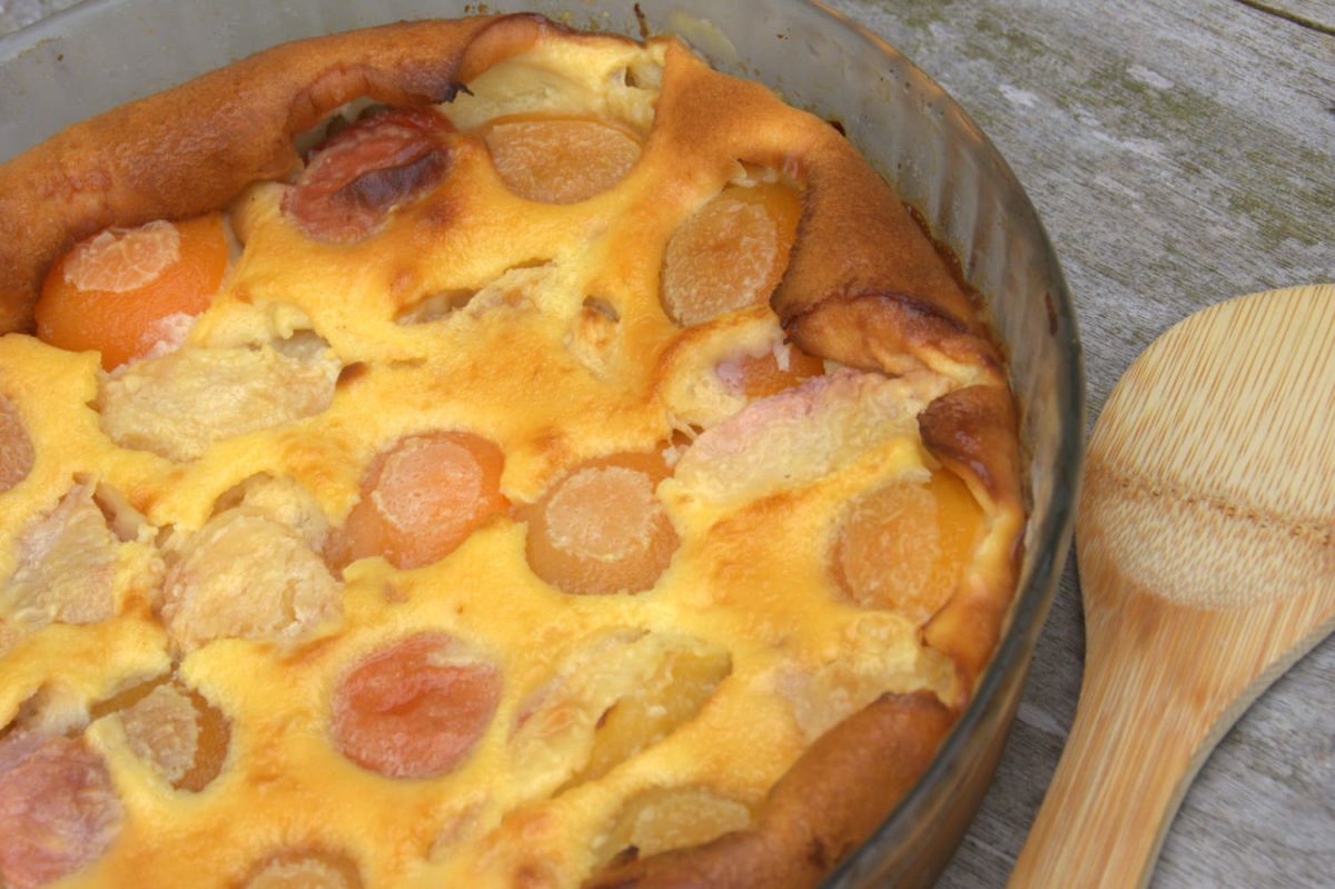 Cyril Lignac revisite son clafoutis avec un fruit d'été à prix doux