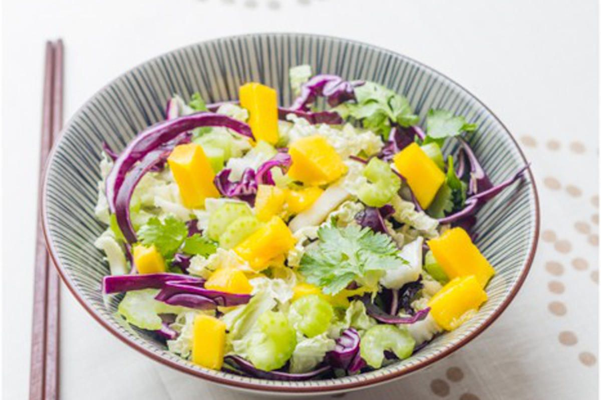 Un coleslaw asiatique au chou rouge et à la mangue