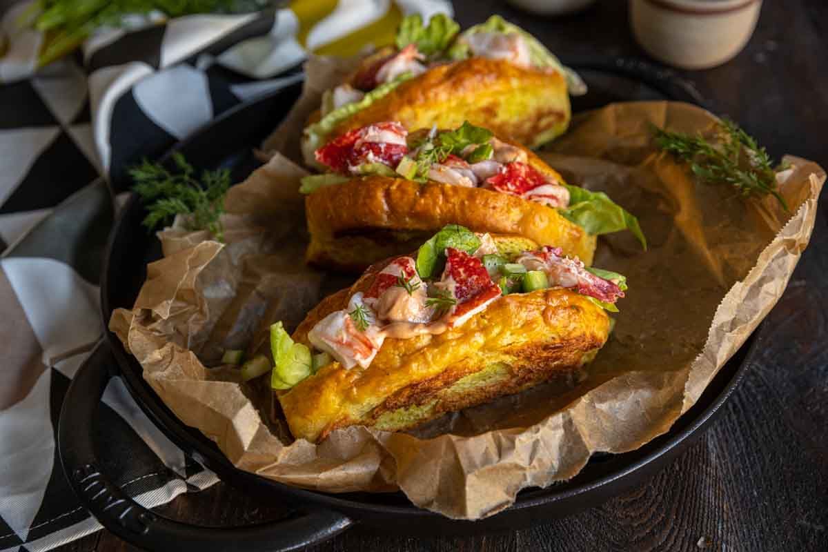 Savourez des lobster rolls maison avec du homard breton