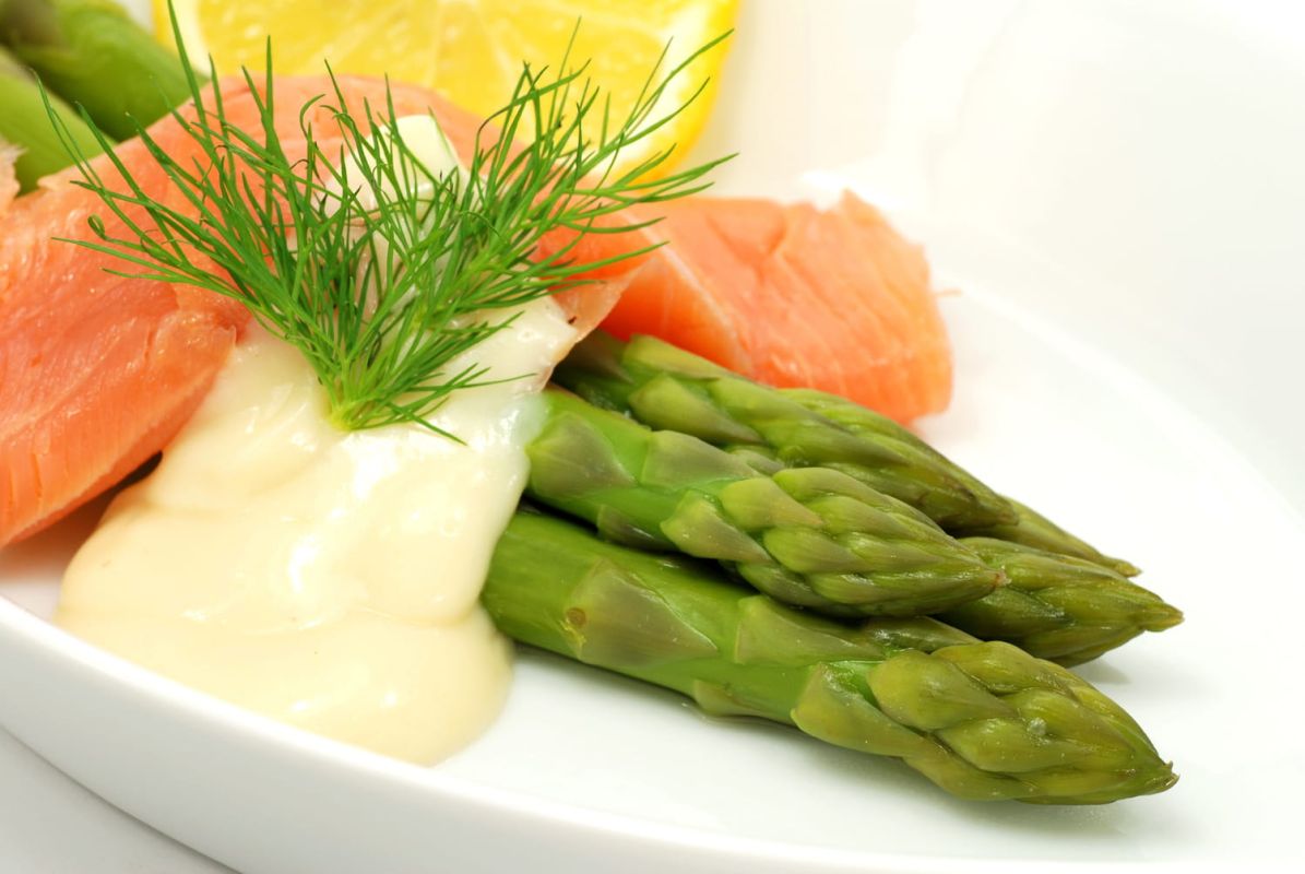 Dégustez une sauce incroyablement simple pour vos asperges