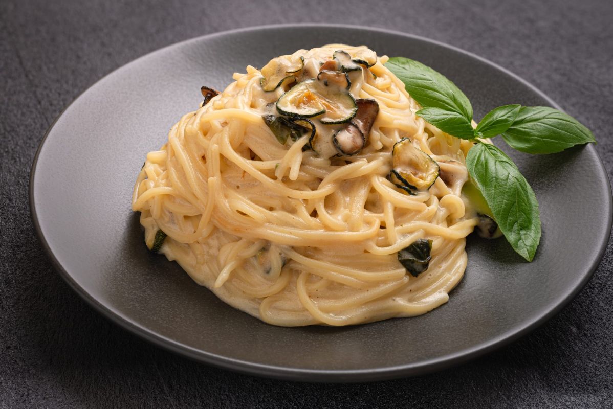 Découvrez la recette irrésistible des spaghetti à la Nerano, prête en 10 minutes