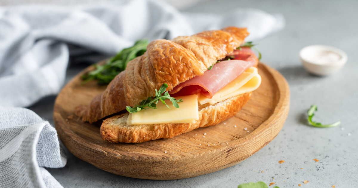 La recette gourmande du croissant salé à la béchamel