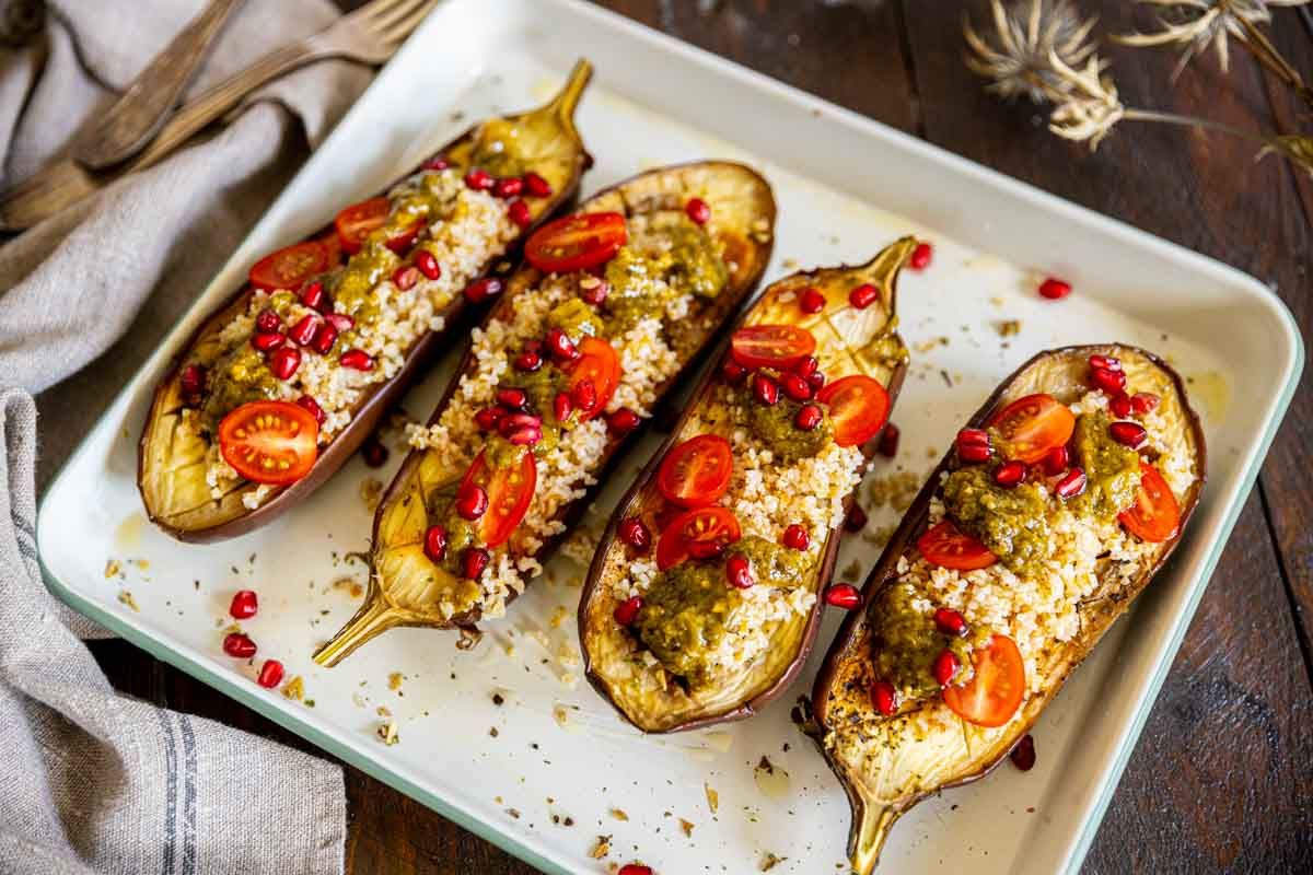 Aubergines rôties au boulgour, tomate cerise, grenade et pesto