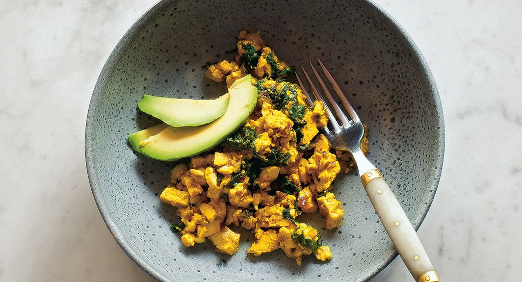 Une brouillade de tofu réconfortante au chou kale et avocat