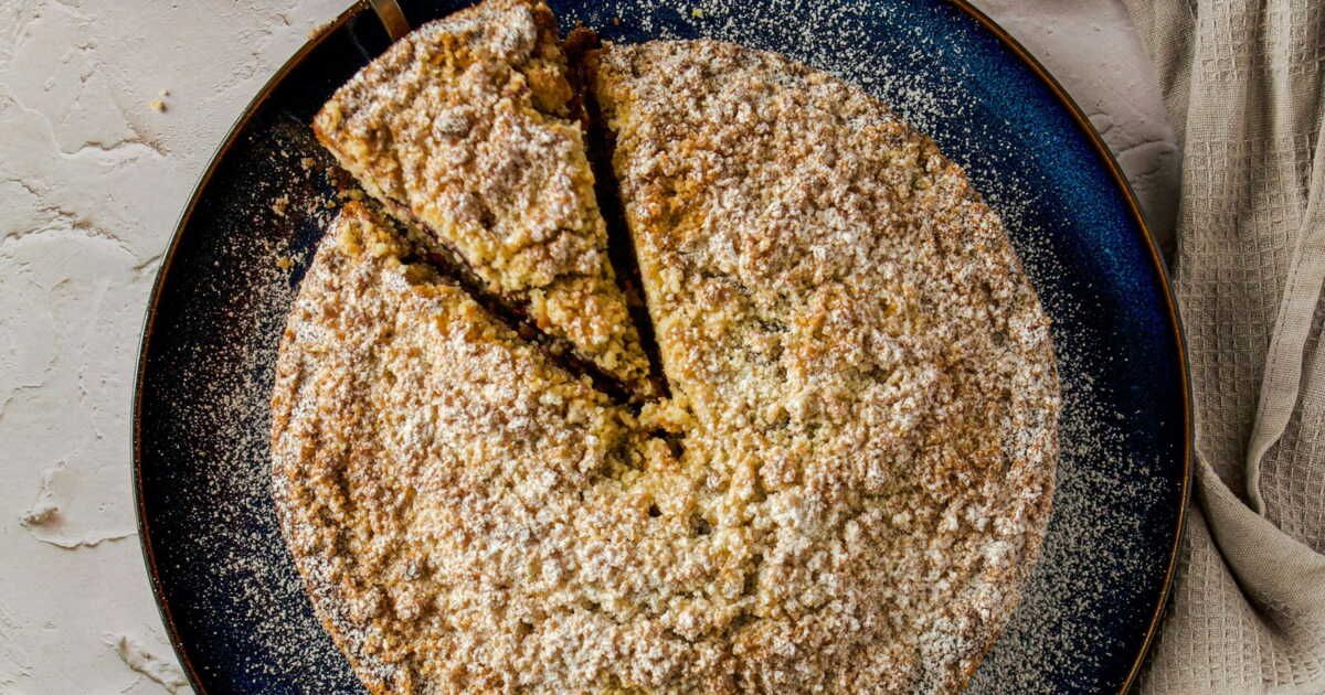 Un crumble cake poire et chocolat pour un goûter irrésistible