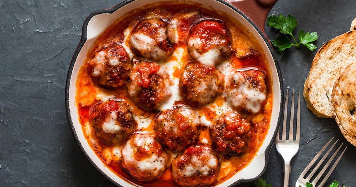 Des boulettes de viande gratinées à la mozzarella pour un dîner convivial