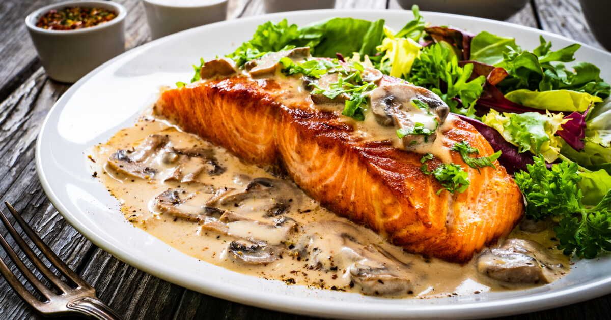 La recette de saumon à la crème et champignons qui va vous séduire