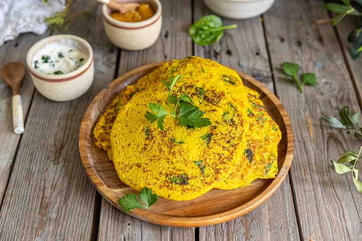 Crêpes aux lentilles jaunes et épinards, sauce aux herbes