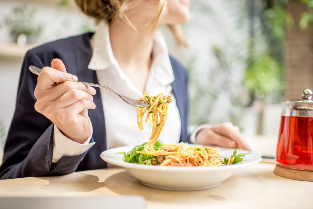 Les gestes à table qui choquent les experts en bonnes manières