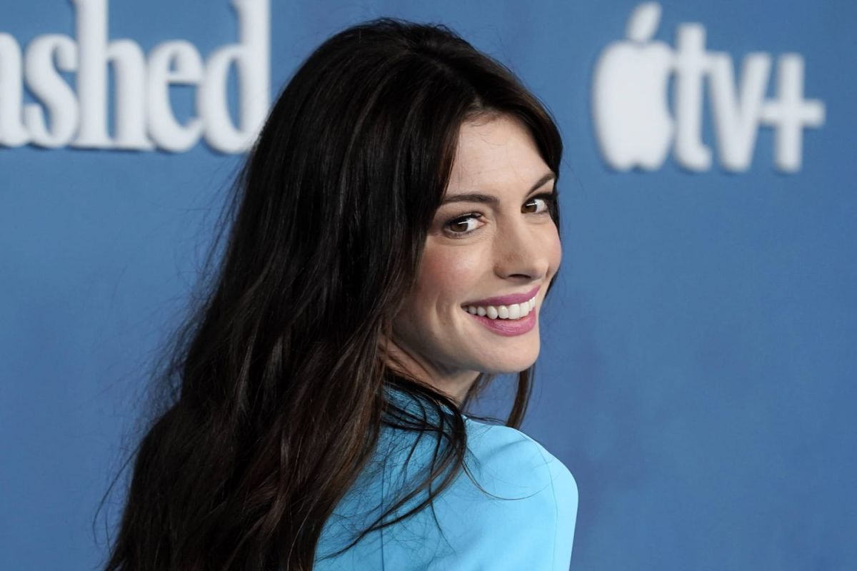 Anne Hathaway nous dévoile sa technique originale pour déguster des cupcakes