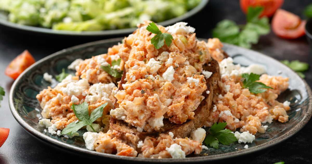 Dégustez la strapatsada, trésor culinaire grec